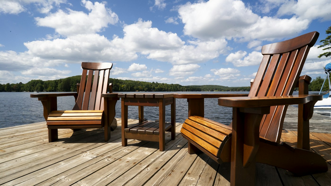 Deux chaises en bois sur un quai au bord du lac